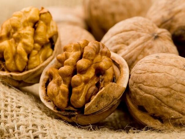 In order to treat helminthiasis at home, a walnut is used. 